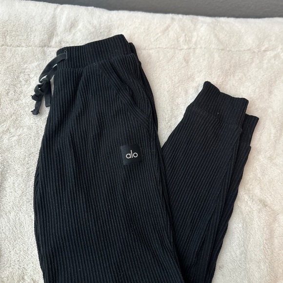 ALO Yoga Muse Joggers - Picture 2 of 3